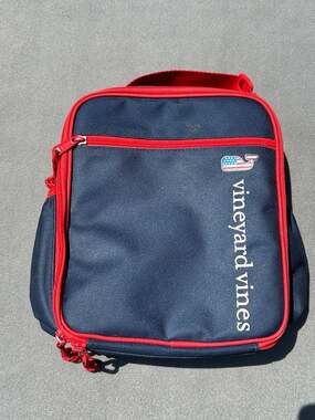 Vineyard Vines Target Collaboration Insulated Lunch Box in Navy and Red Z96